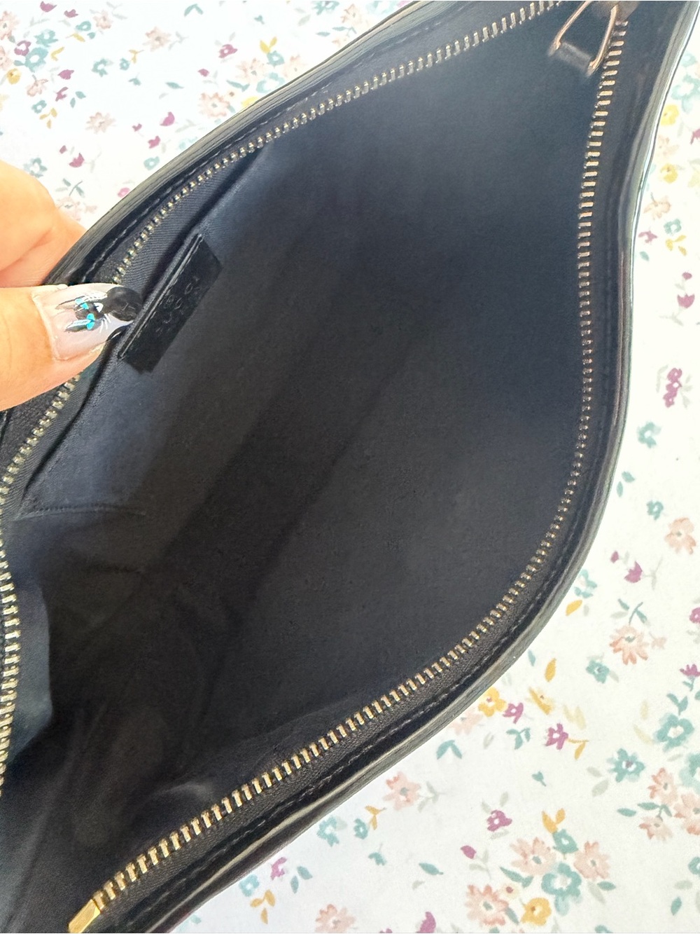 Gucci Black Shoulder Bag with Gold D-Ring Accent - Picture 8 of 10